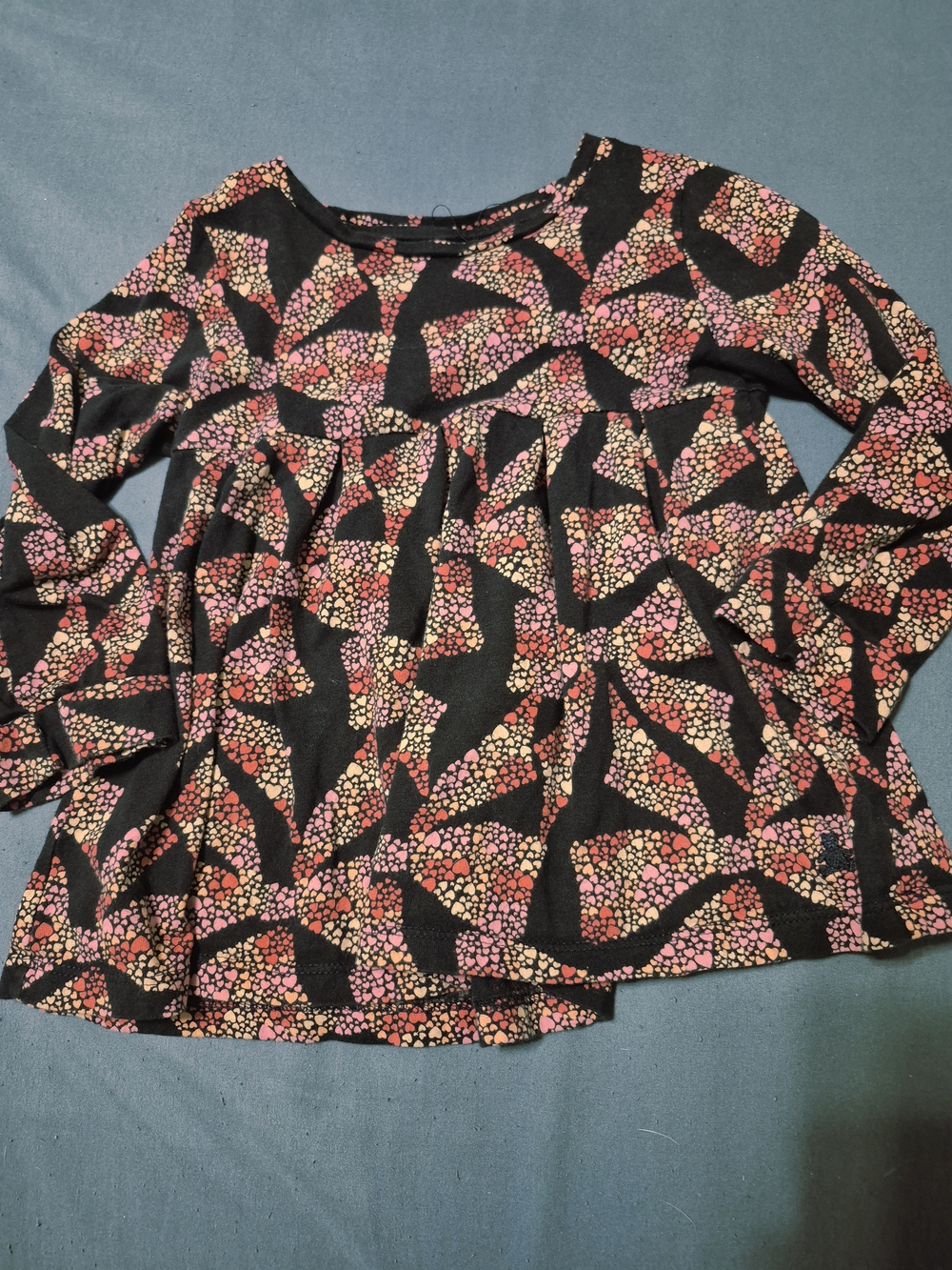 ⭐️⭐️5/$15 GAP Black Long-Sleeve Peplum Top with Pink & Coral Heart Print